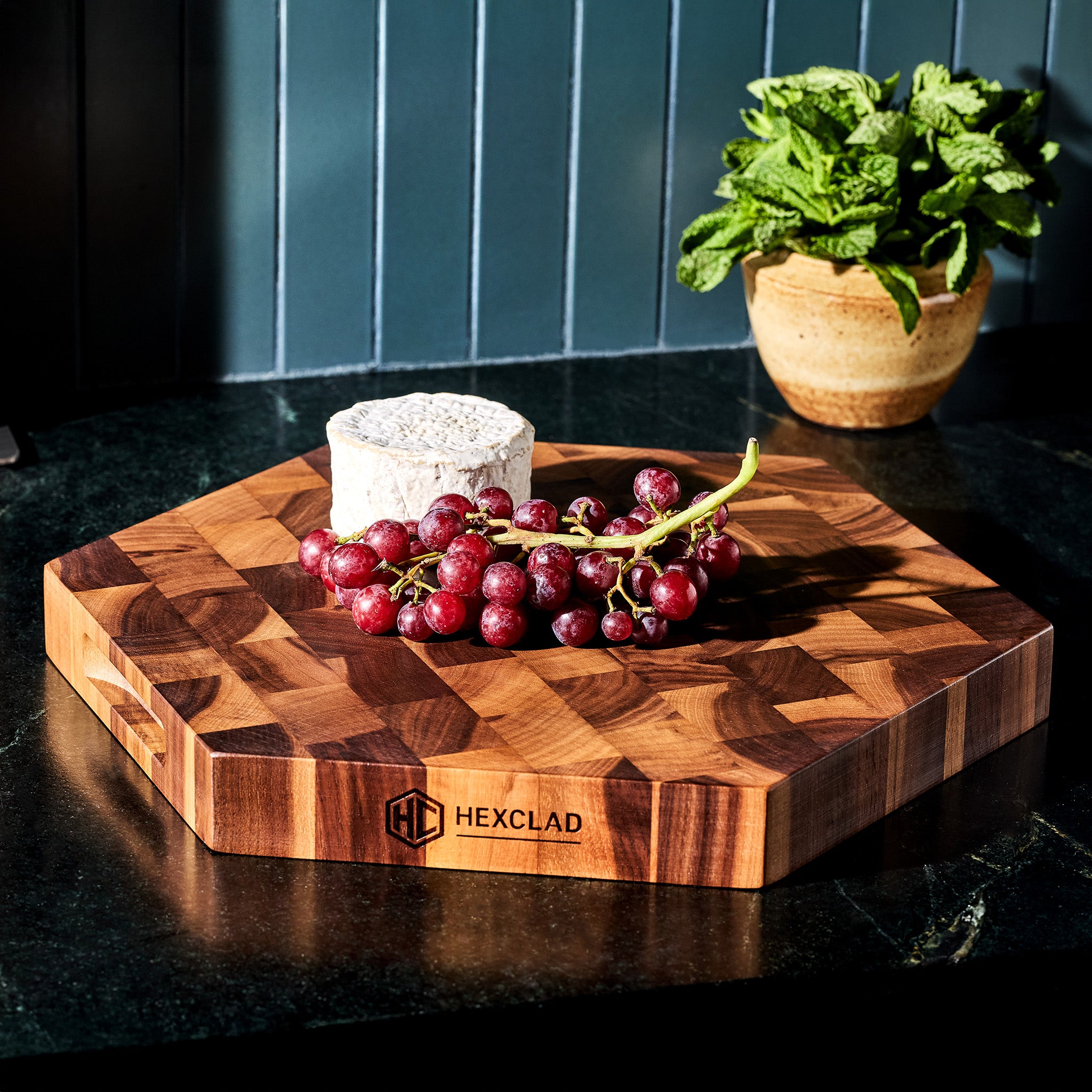 HexClad_EndGrainWalnutCuttingBoard_KWWB15-EG_071625_KF_03
