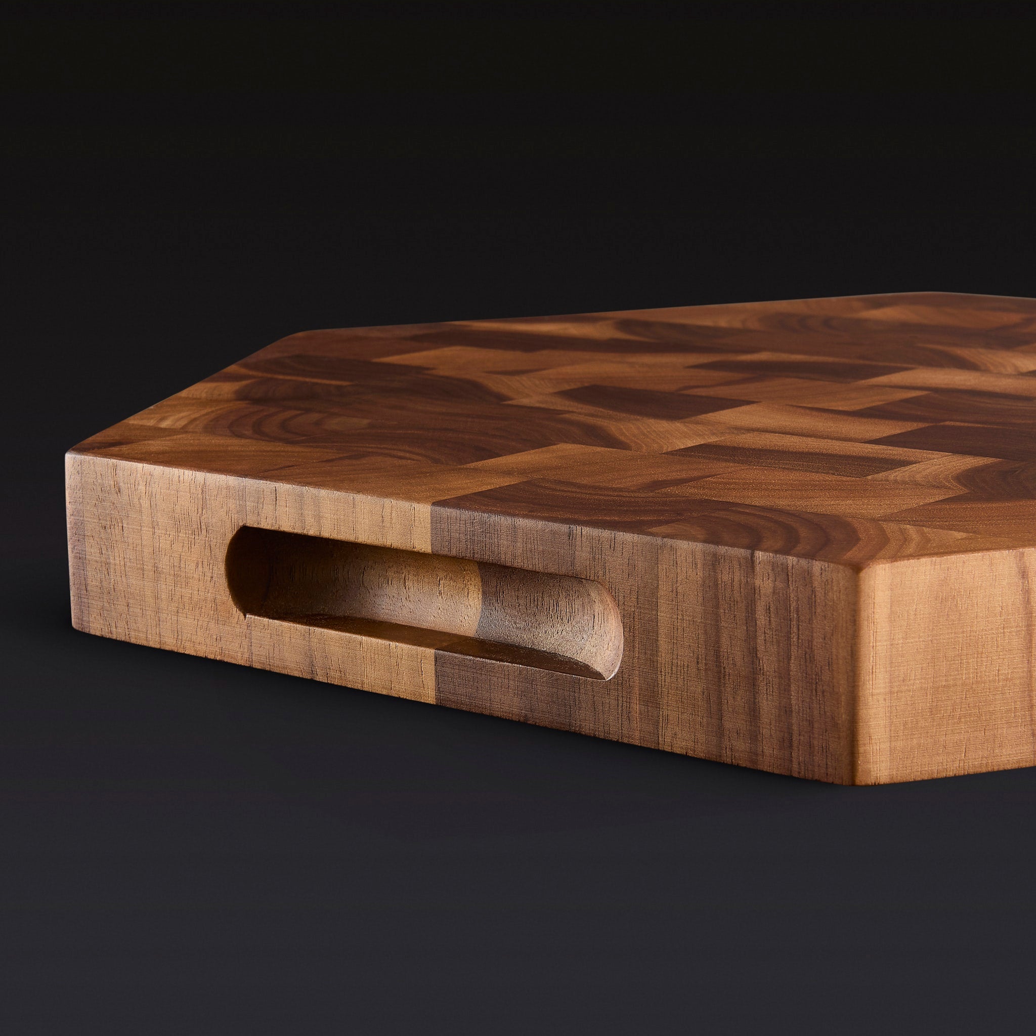 HexClad_EndGrainWalnutCuttingBoard_KWWB15-EG_Detail_Handle_Black_0725